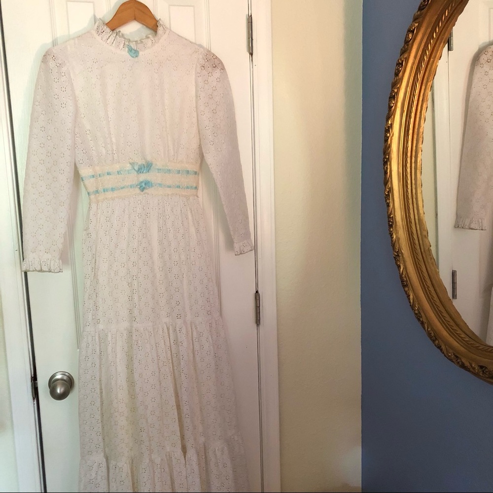 Vintage 1970s white eyelet dress